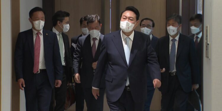 [정치]尹, 국가애도기간 ‘출근길 약식회견’ 하지 않기로