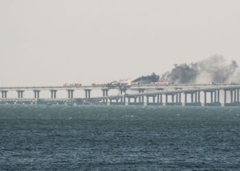 러 점령 상징 ‘크림대교’ 폭발·붕괴…우크라 “모든 불법 파괴돼야”