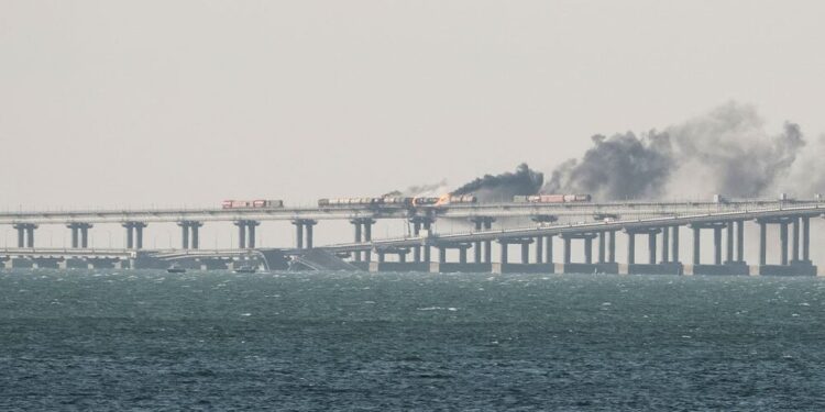 러 점령 상징 ‘크림대교’ 폭발·붕괴…우크라 “모든 불법 파괴돼야”