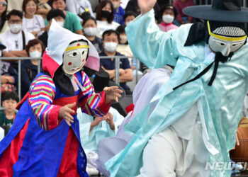 "거 참 재밌네!"…오감이 흥겨운 안동국제탈춤페스티벌 – 뉴시스