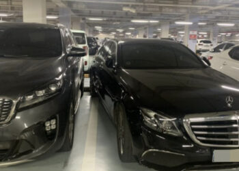 대각선 주차한 벤츠 차주…”조수석으로 타면 되지” 적반하장