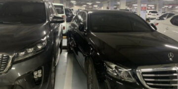 대각선 주차한 벤츠 차주…”조수석으로 타면 되지” 적반하장