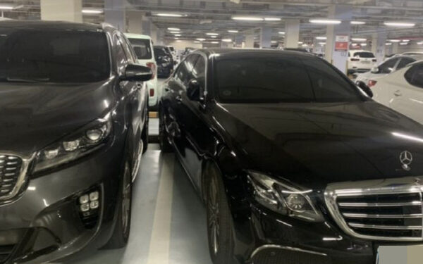 대각선 주차한 벤츠 차주…”조수석으로 타면 되지” 적반하장