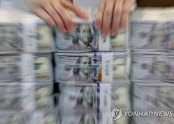 외환보유액 논란…한은 “충분하다” vs “감소 속도 빠르다”