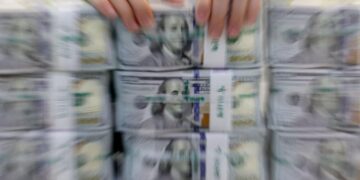 외환보유액 논란…한은 “충분하다” vs “감소 속도 빠르다”