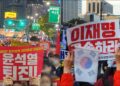 “문재인·이재명 구속” vs “윤석열 퇴진”…정치구호 난무한 주말 도심