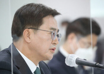 윤석열 대통령 임기 6개월에…김동연 “정치 위기·리더십 위기 가중”