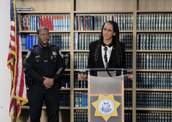 펠로시 남편 폭행범 “펠로시 의장 무릎 부수려 했다”