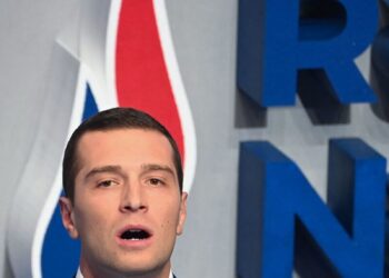 극우 ‘국민연합’ 새 대표 오른 27살 “프랑스 세계의 호텔 되서는 안돼”