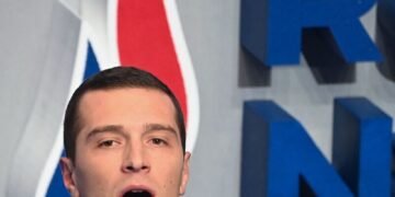 극우 ‘국민연합’ 새 대표 오른 27살 “프랑스 세계의 호텔 되서는 안돼”