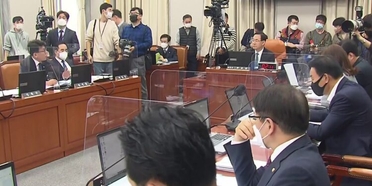 [정치]전 용산서장, 참사 75분 뒤에도 “상황 파악 중”