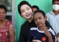 [정치]김건희 여사, 프놈펜에서 심장병 소년 집 찾아가 격려