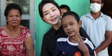 [정치]김건희 여사, 프놈펜에서 심장병 소년 집 찾아가 격려