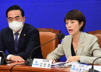 고민정 “윤 대통령…대놓고 비밀환담 나눈 것” – 한겨레