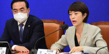 고민정 “윤 대통령…대놓고 비밀환담 나눈 것” – 한겨레