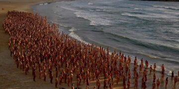 시드니 해변서 2500명 누드 촬영…“피부암 정기검진 받읍시다”