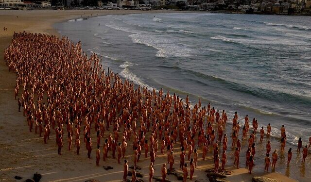 시드니 해변서 2500명 누드 촬영…“피부암 정기검진 받읍시다”