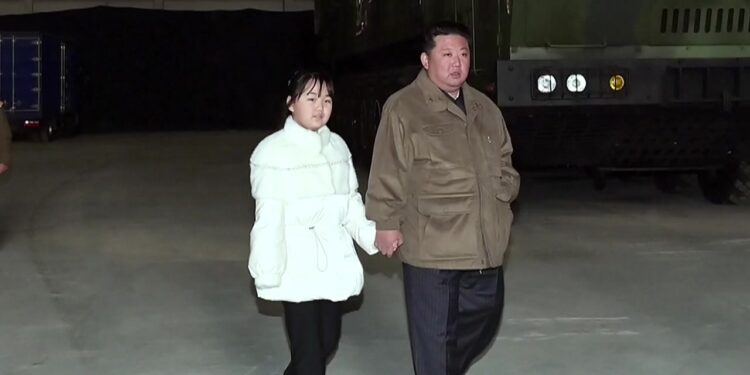 [정치]김정은, ICBM 공로자들과 기념사진…둘째 딸 또 동행