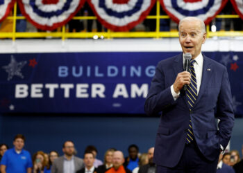 ‘SK 미국 반도체 공장’ 찾은 바이든 “더는 중국 인질 안될 것”