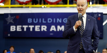 ‘SK 미국 반도체 공장’ 찾은 바이든 “더는 중국 인질 안될 것”