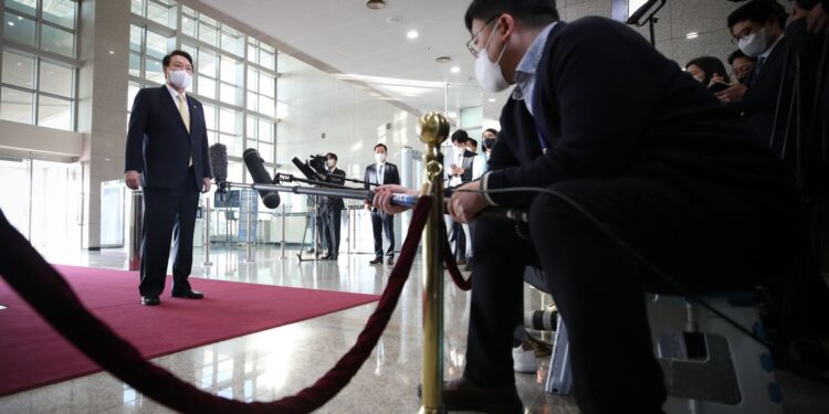 [朝鮮칼럼 The Column] 정치가 사라졌다 – 조선일보 – 조선일보