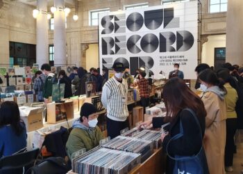 돌아온 서울레코드페어…한가득 희귀 LP들 ‘보물찾기’