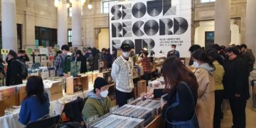 돌아온 서울레코드페어…한가득 희귀 LP들 ‘보물찾기’