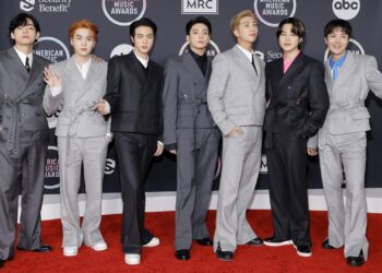 BTS, AMA 5년 연속 수상…K팝 부문까지 ‘2관왕’