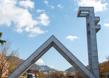 신해철부터 BTS까지, 세계를 아우르는 케이팝 평론가 < 편집장이 만난 사람들 < 기획 < 기사본문