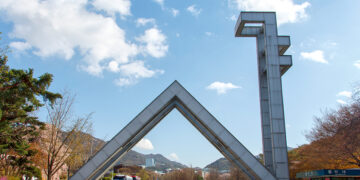 신해철부터 BTS까지, 세계를 아우르는 케이팝 평론가 < 편집장이 만난 사람들 < 기획 < 기사본문