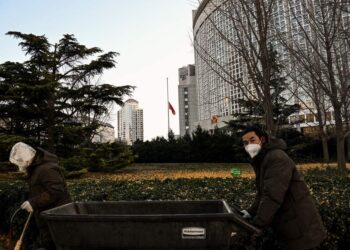 ‘백지시위’ 통했나…베이징·상하이 등 코로나 봉쇄 완화