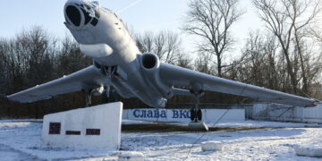 러시아 군용 비행장 두 곳서 각각 의문의 폭발 사고, 총 11명 사상