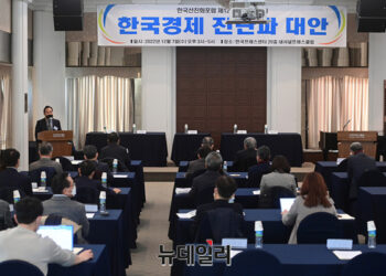 “1%대 성장률 함정에 빠진 한국경제… 노동쟁의와 정치갈등이 악화 부추겨”