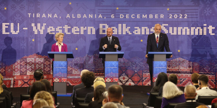 중·러 눈독 서발칸 6개국, EU “어느 편에 설지 결정하라”