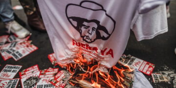 페루 대통령 탄핵…부통령 공식 취임