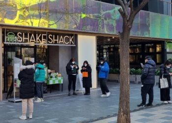 방역 풀렸지만 베이징 번화가 스타벅스·애플 매장은 썰렁 [현장]