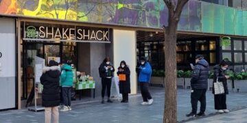 방역 풀렸지만 베이징 번화가 스타벅스·애플 매장은 썰렁 [현장]