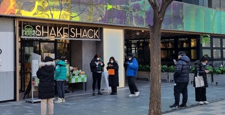 방역 풀렸지만 베이징 번화가 스타벅스·애플 매장은 썰렁 [현장]