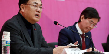 정진석 “3월경 전당대회 치러야…비대위원 만장일치” – 한겨레