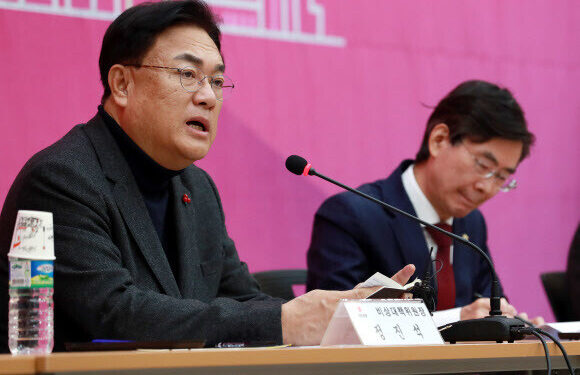 정진석 “3월경 전당대회 치러야…비대위원 만장일치” – 한겨레