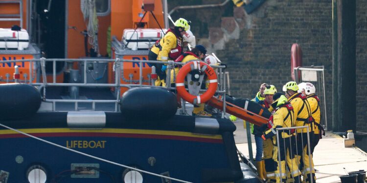 영불해협서 이주민 보트 침몰…4명 사망