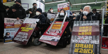 전장연 21년 외침과 ‘립서비스’ 정치 : 칼럼 : 사설.칼럼 : 뉴스 – 한겨레