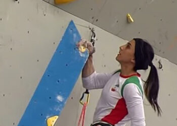 국제대회서 히잡 안 쓴 이란 클라이밍 선수, 가족 집 철거당했다