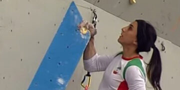 국제대회서 히잡 안 쓴 이란 클라이밍 선수, 가족 집 철거당했다