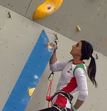 국제대회서 히잡 안 쓴 이란 클라이밍 선수, 가족 집 철거당했다