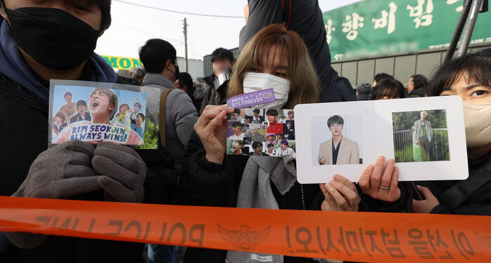 외신들 'BTS 진 입대'에 훈련소까지 취재···메인 뉴스로 다뤄 – 경향신문