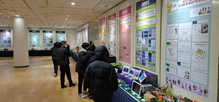 충북자연과학교육원, 2022. 전국과학경진대회 우수작품 전시 중