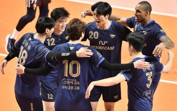 우리카드, OK금융 꺾고 3위 도약…인삼공사, 셧아웃 승리 – 동아일보