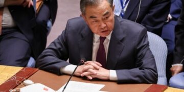 왕이, 중국 외교사령탑에…새 외교부장은 ‘늑대전사’ 친강