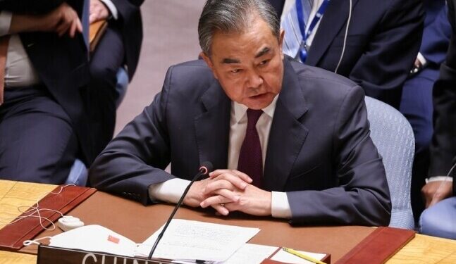 왕이, 중국 외교사령탑에…새 외교부장은 ‘늑대전사’ 친강